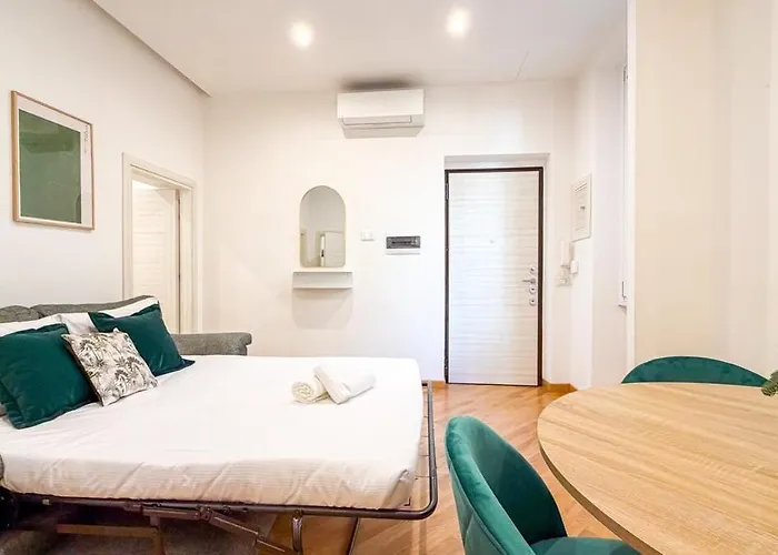 Cozy 2br For 6 Guests Near Metro, Piazza Vittorio Apartment *