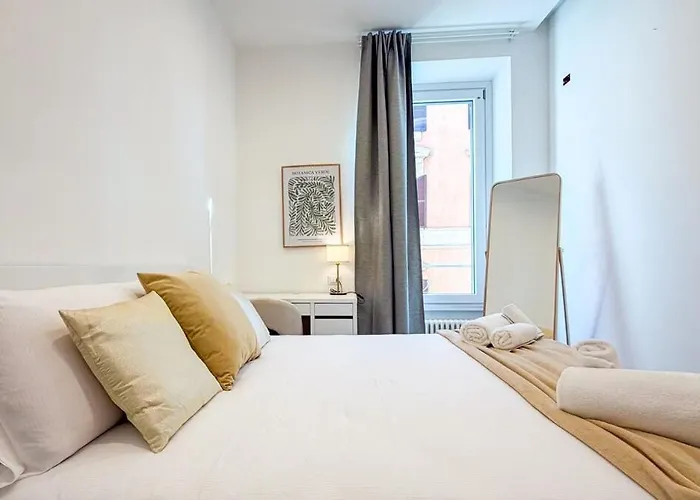 Cozy 2br For 6 Guests Near Metro, Piazza Vittorio Apartment *